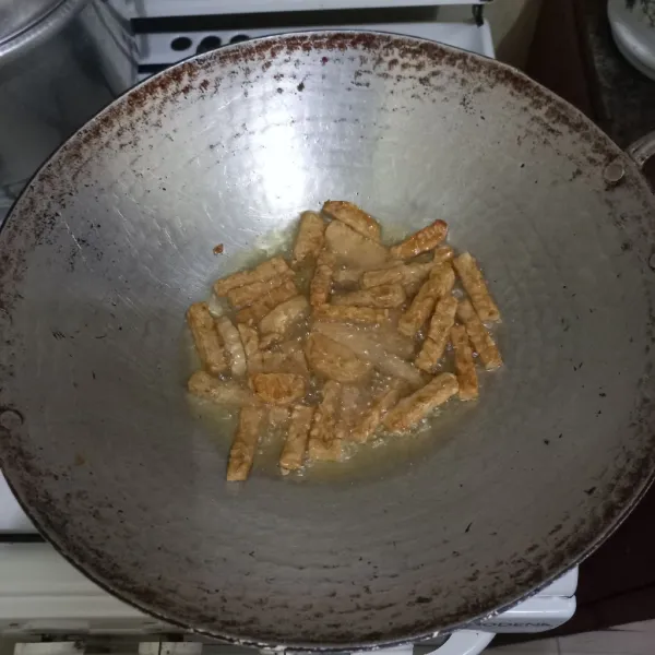 Goreng tempe hingga matang, tiriskan.