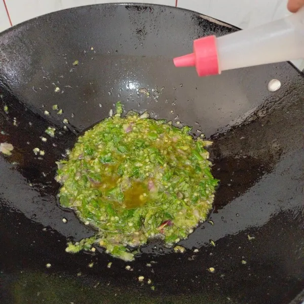 Tumis cabe hingga harum lalu masukkan kaldu bubuk dan asam cuka, masak selama 3 menit lalu matikan kompor.