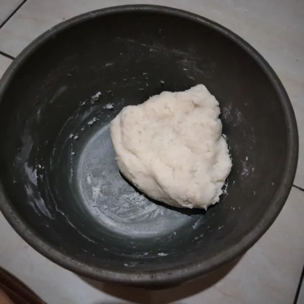 Campur dengan tepung terigu, tepung tapioka dan gula pasir, uleni hingga tercampur rata.