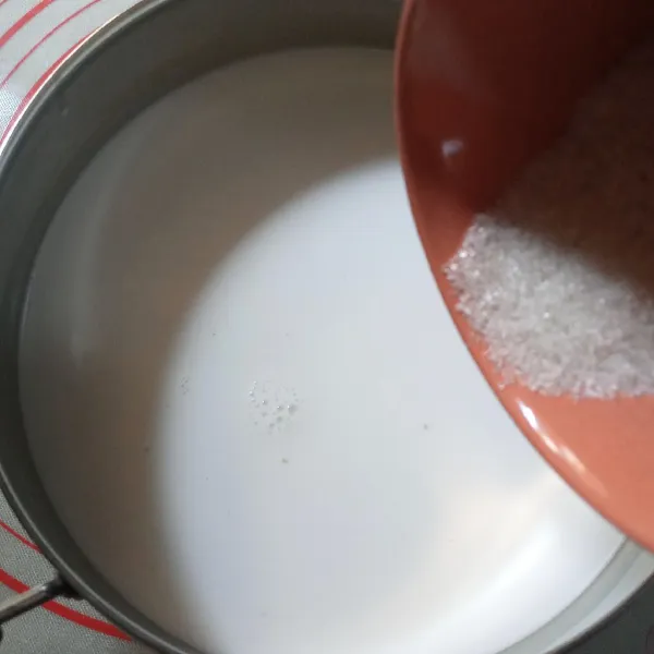 Dalam panci masukkan santan, gula, garam dan vanili bubuk.