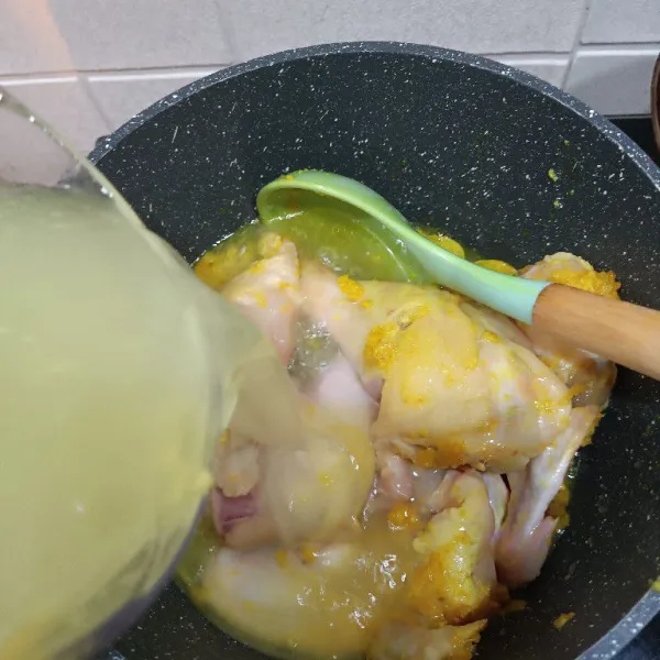 Tuang air agar ayam direbus dengan matang.