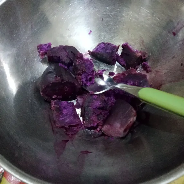 Lumatkan ubi ungu yang sudah dikukus hingga lembut, sisihkan.