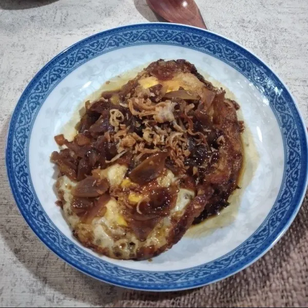 Sajikan telur ceplok dengan taburan bawang goreng.
