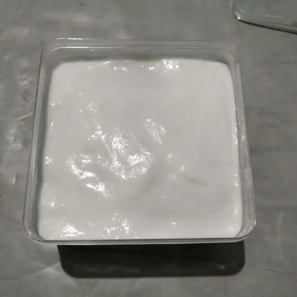 Tuang whipping cream ke atas pudding lalu sajikan.
