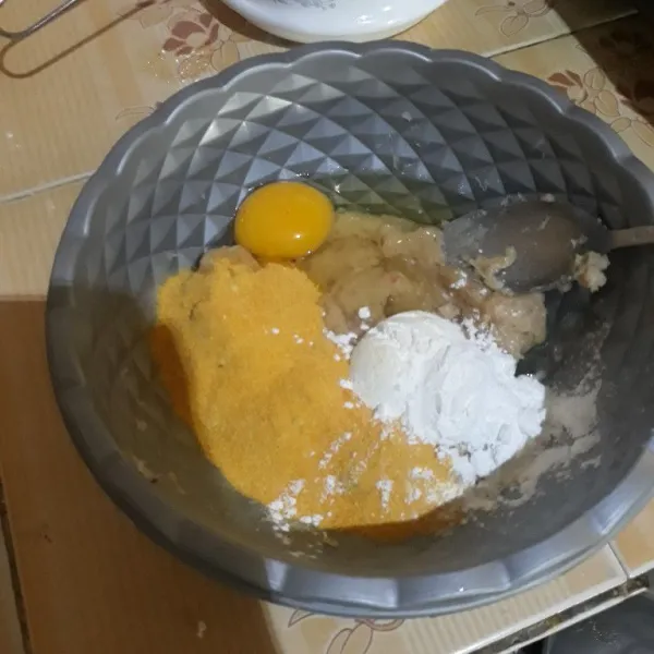 Tambahkan tepung roti, tepung maizena dan telur lalu aduk rata.