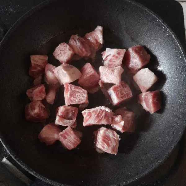 Panaskan wajan, pan seared daging hingga bagian luar kecokelatan.