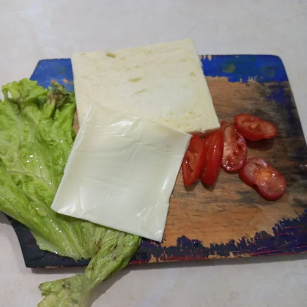 Siapkan roti, keju slice, selada, dan potong tomat.