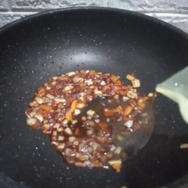 Tambahkan kecap manis kemudian tuang air, masak hingga kuah mendidih dan mengental.