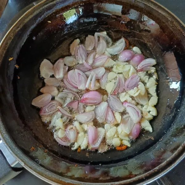 Tumis bawang merah, bawang putih dan bawang bombay sampai harum dan layu.