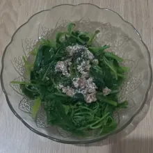 Tiriskan bayam, campur dengan saus wijen