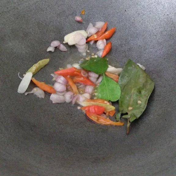 Tumis cabe, bawang merah, bawang putih, daun jeruk, daun salam, lengkuas sampai aromanya wangi