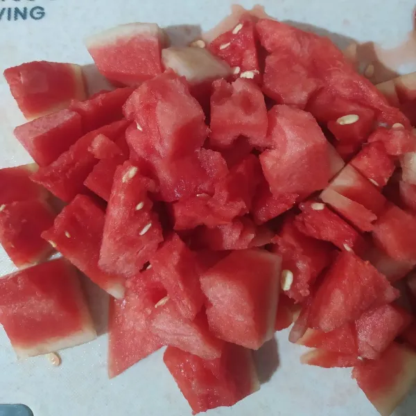 Siapkan semangka tanpa biji dan sudah dikupas lalu potong kecil-kecil.