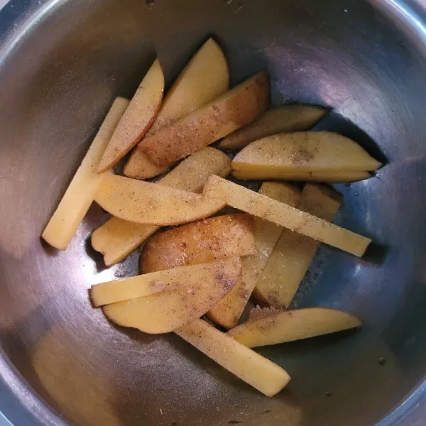 Cuci bersih dan potong-potong kentang, kemudian lumuri dengan olive oil, garam dan lada bubuk hingga rata, diamkan selama 10 menit.