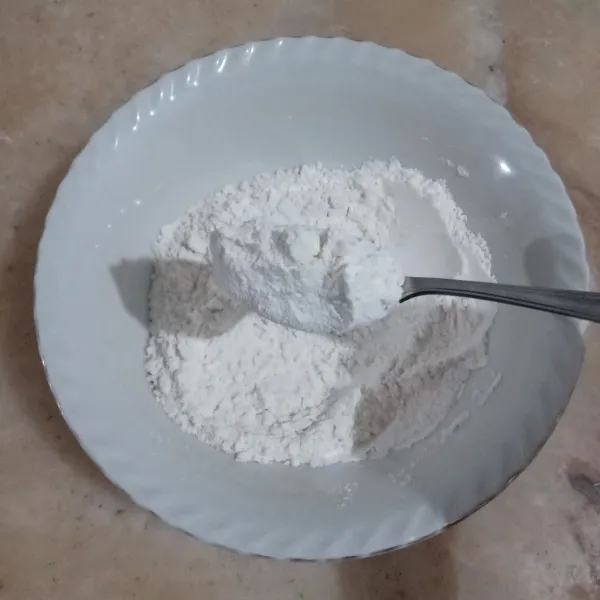 Masukan tepung bumbu serbaguna kedalam mangkuk.