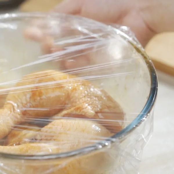 Marinasi Ayam :
Masukkan garam secukupnya dan perasan jeruk nipis ke dalam ayam, aduk rata. Diamkan 5-10 menit di dalam kulkas, tiriskan. Masukkan ABC KECAP MANIS, air asam jawa, garam, dan kaldu bubuk, aduk rata, tutup dengan plastik wrap lalu marinasi selama 10 menit di dalam kulkas.