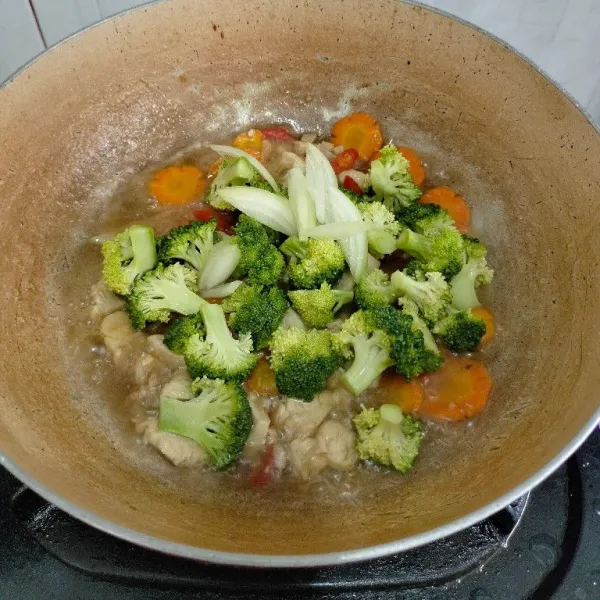 Masak hingga mendidih lalu masukkan brokoli dan bawang bombai.