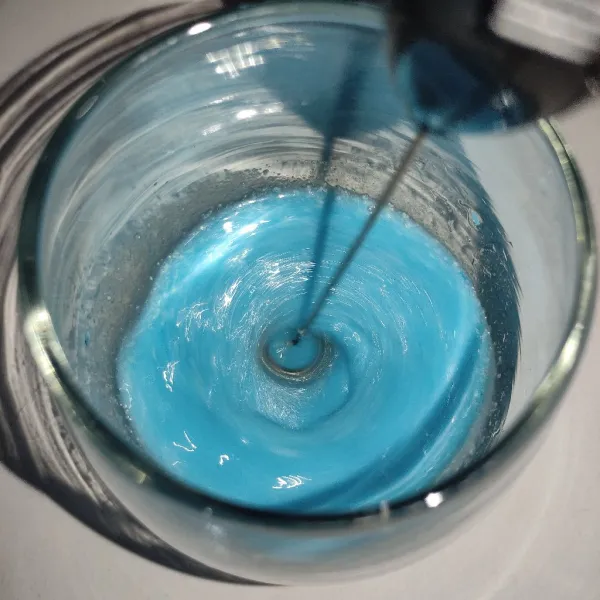 Tuang bubuk vanilla blue, lalu tambahkan sedikit air hangat, kemudian mixer.