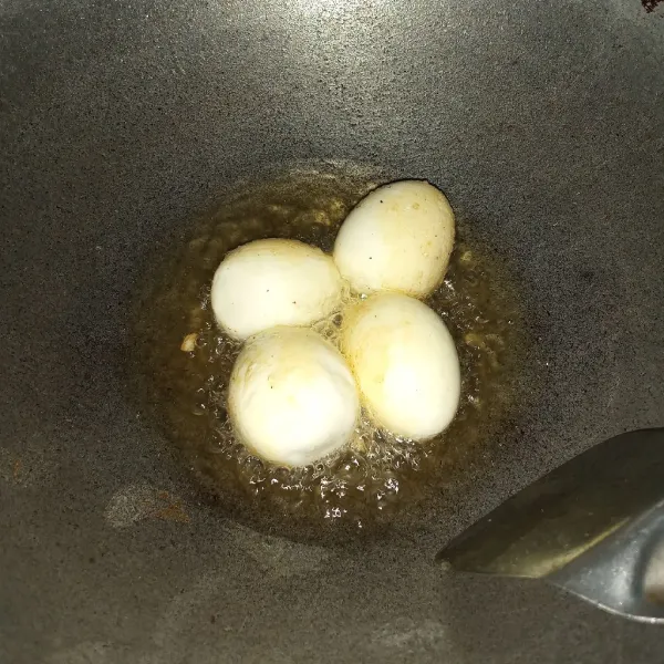 Goreng telur sampai berkulit, angkat, sisihkan sebentar.