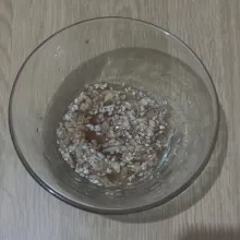 Campur semua bahan saus wijen, aduk rata