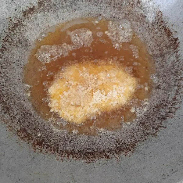 Goreng pada minyak panas hingga matang dan sajikan.