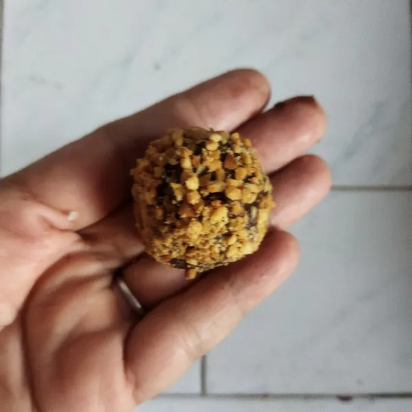 Balut dengan topping kacang atau sesuai selera.