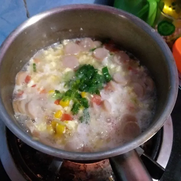 Masukkan irisan daun bawang (bagian hijau), masak sebentar lalu angkat dan sajikan.