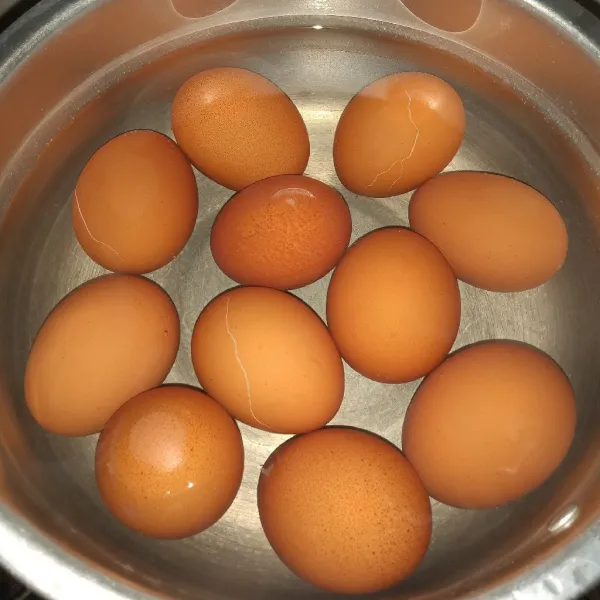 Rebus telur sampai matang kemudian kupas.