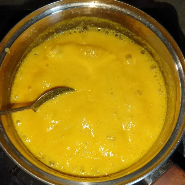 Masak sambil diaduk-aduk sampai mendidih.