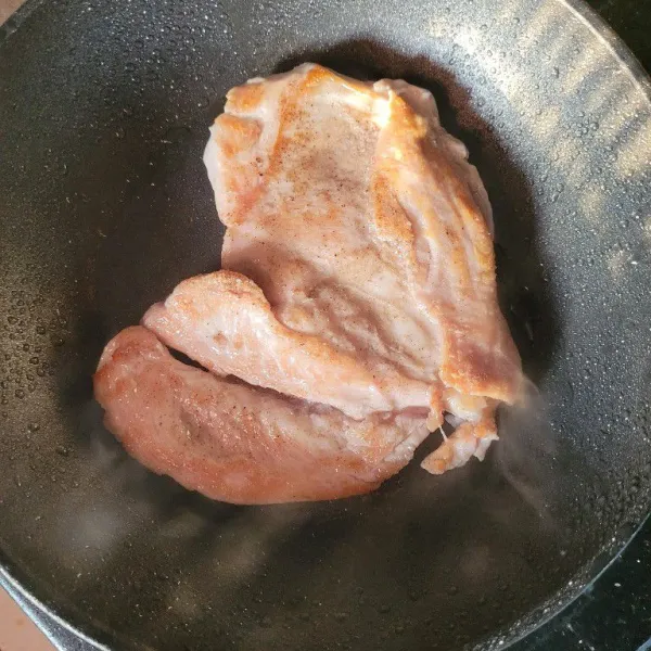 Panggang ayam dengan menggunakan wajan anti lengket dengan diberi sedikit olive oil hingga kecokelatan di kedua sisinya, kemudian sisihkan.