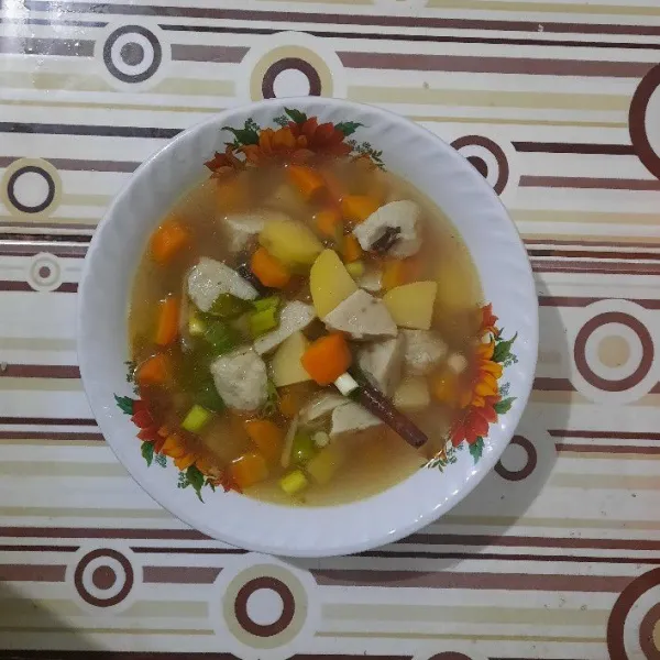 tambahkan garam dan kaldu bubuk koreksi rasa. masukkan seledri dan daun bawang. sup bakso siap dinikmati.