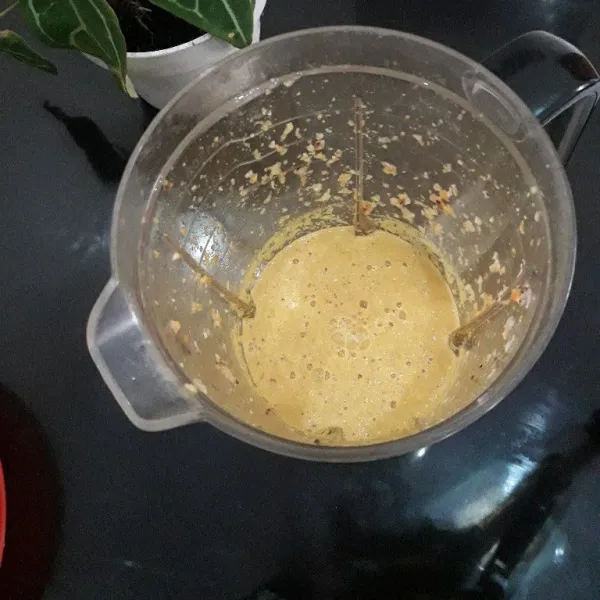 Blender bawang putih, bawang merah, kunyit, jahe, dan ketumbar. Beri air 50 ml.