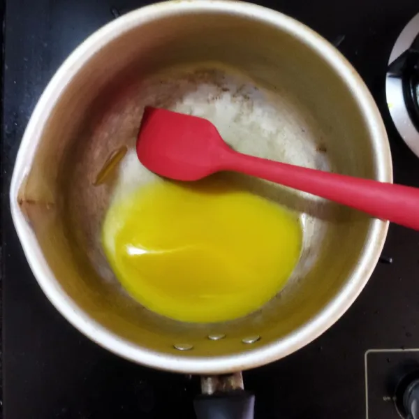 Siapkan panci, masukkan mentega kemudian lelehkan dengan api kecil lalu sisihkan.