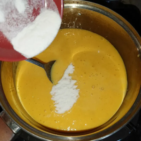 Tuang ke dalam panci dan tambahkan bubuk agar-agar, gula pasir, dan garam.