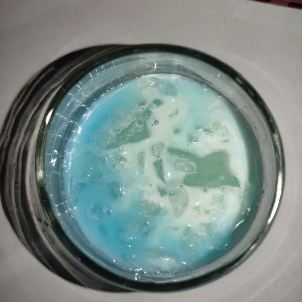Kemudian tuang susu uht.