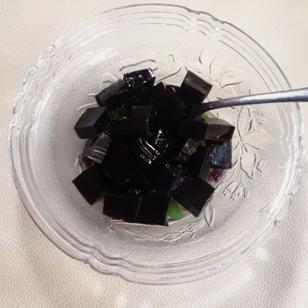 Tambahkan cincau hitam.