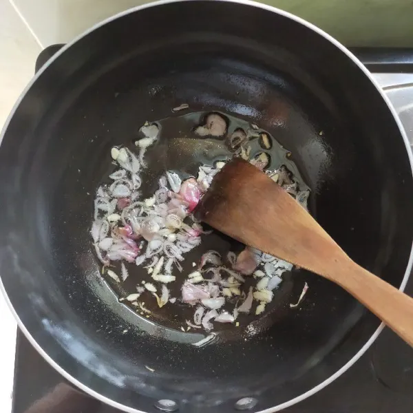 Panaskan minyak, tumis bawang merah dan bawang putih hingga matang dan layu.