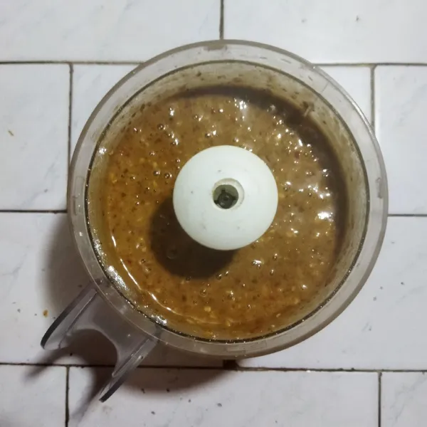 Proses hingga benar-benar halus, koreksi rasa dan kekentalannya.