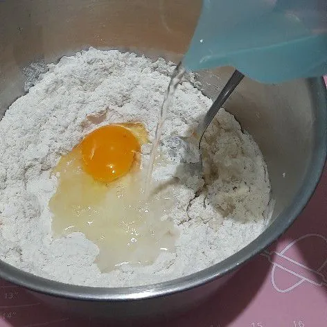 Masukkan air dan telur, uleni asal rata.