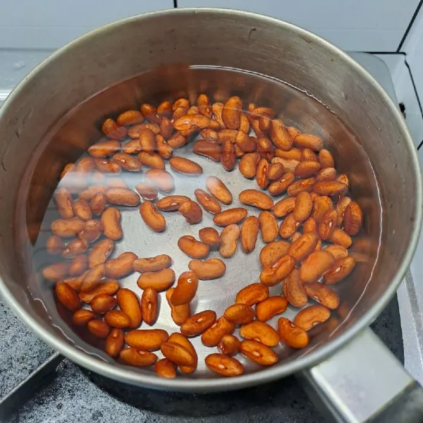 Rendam kacang merah kering semalaman kemudian bilas bersih, rebus air secukupnya dan kacang merah sampai kacang empuk lalu angkat dan tiriskan.