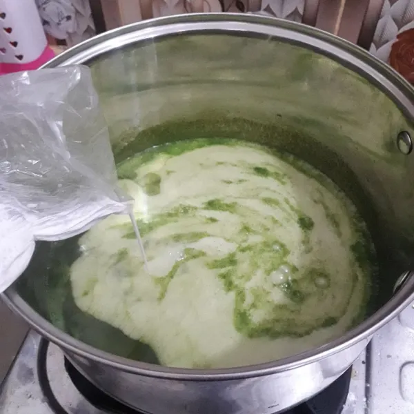Tambahkan santan kemudian lanjut rebus sampai mendidih kembali sambil terus diaduk