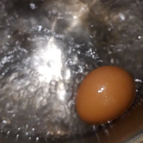 Didihkan air lalu rebus telur hingga matang sesuaikan tingkat kematangan dengan selera masing-masing.