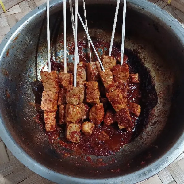 Setelah dingin, tata dengan tusuk sate hingga selesai