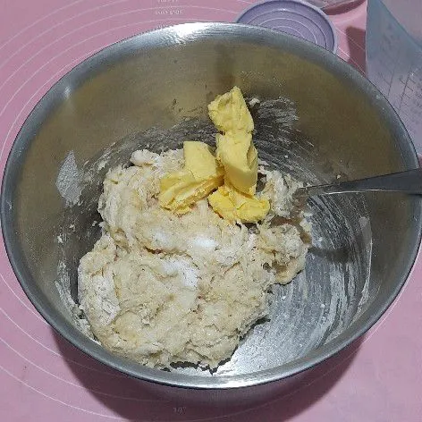 Lalu tambahkan margarin dan garam, uleni hingga rata.