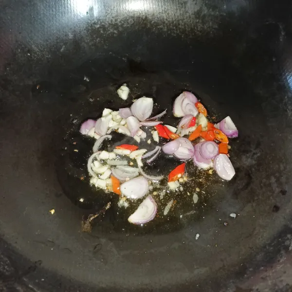 Tumis bawang merah, bawang putih dan cabai rawit sampai harum.