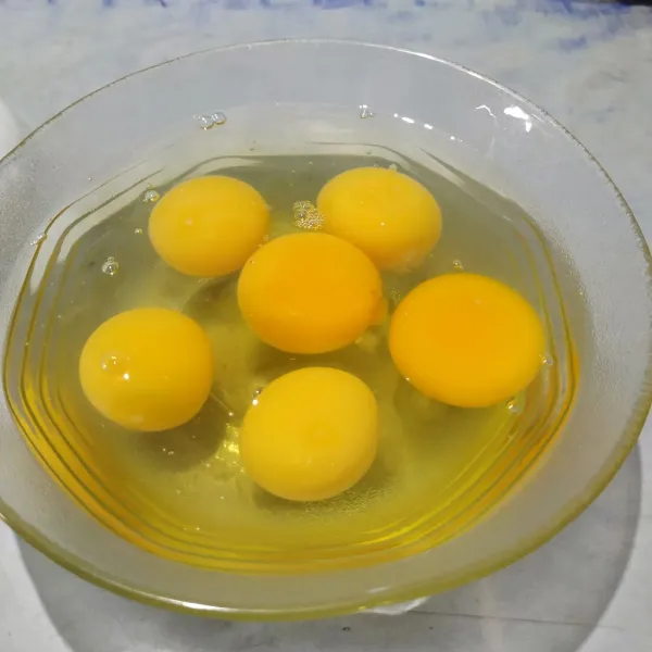 Siapkan wadah, pecahkan telur. Cara ini untuk memastikan telur dalam kondisi masih segar.