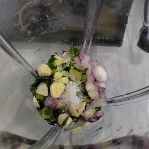 Masukkan udang, bawang merah, bawang putih, seledri, daun bawang ke dalam blender lalu tambahkan air secukupnya dan blender hingga halus.