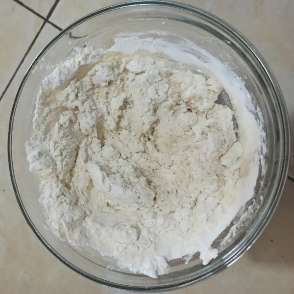 Campur adonan dengan air panas, sedikit demi sedikit hingga kalis atau tercampur rata.