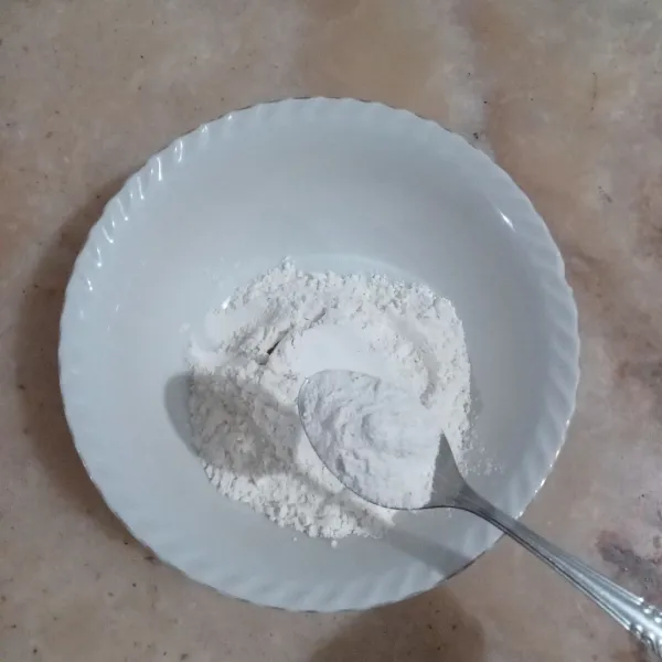 Siapkan mangkuk lalu masukan tepung terigu.