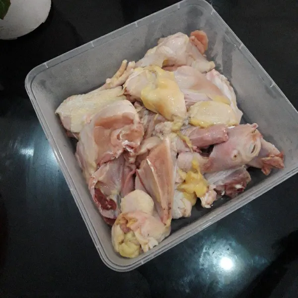 Siapkan ayam lalu cuci bersih. Potong ayam menjadi beberapa bagian.