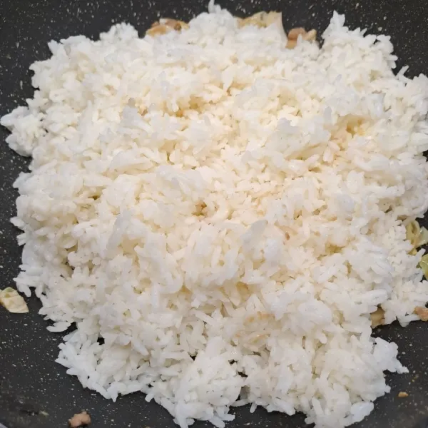 Masukkan nasi putih, aduk sampai rata sambil koreksi rasa sesuai selera.